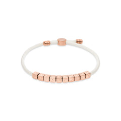 Das LIEBESKIND BERLIN Armband - Brick von Liebeskind Berlin hat ein weißes Textilband, roségoldene Buchstabenperlen mit dem Schriftzug LIEBESKIND und eine passende Schließe - ein auffälliges Statement.
