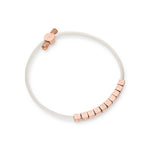 Das LIEBESKIND BERLIN Armband - Brick ist ein weißes Kordelarmband mit roségoldenen Buchstabenperlen, auf denen LIEBESKIND steht, und einem passenden Verschluss - ein echtes Statement von Liebeskind Berlin.