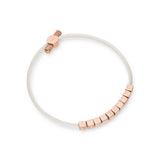 Das LIEBESKIND BERLIN Armband - Brick ist ein weißes Kordelarmband mit roségoldenen Buchstabenperlen, auf denen LIEBESKIND steht, und einem passenden Verschluss - ein echtes Statement von Liebeskind Berlin.