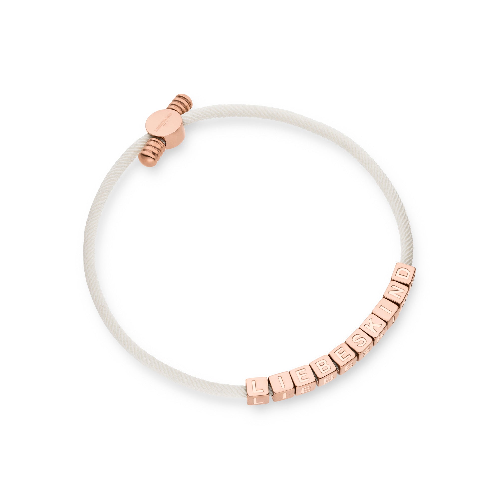 Das LIEBESKIND BERLIN Armband - Brick ist ein weißes Kordelarmband mit roségoldenen Buchstabenperlen, auf denen LIEBESKIND steht, und einem passenden Verschluss - ein echtes Statement von Liebeskind Berlin.