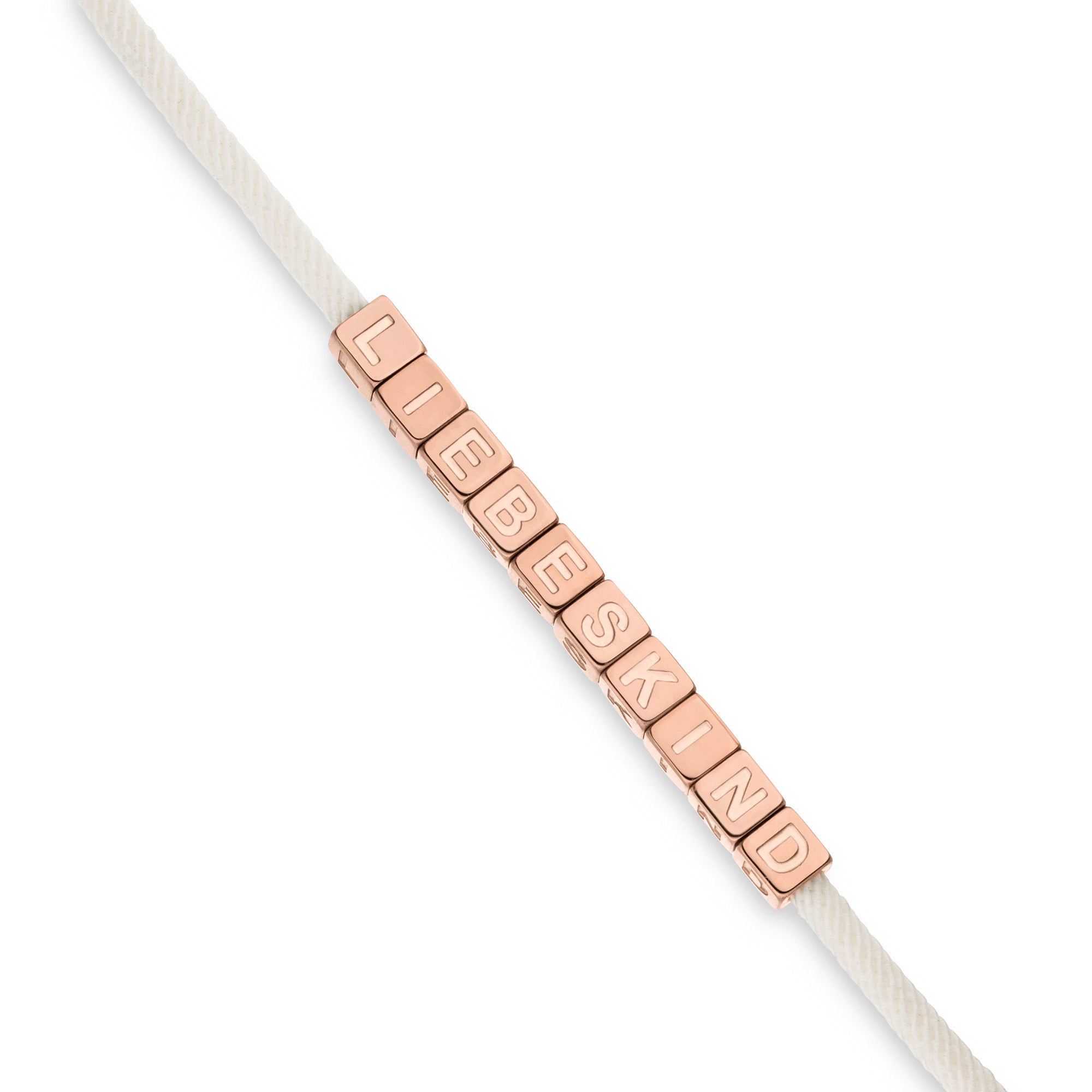 Das LIEBESKIND BERLIN Armband - Brick von Liebeskind Berlin besteht aus einer weißen Kordel mit roségoldenen Buchstabenperlen und ist damit ein schickes Accessoire an einem zarten Textilband.