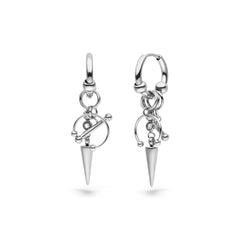Die LIEBESKIND BERLIN Ohrhänger - Urban Chic von Liebeskind Berlin sind mit silbernen geometrischen Anhängern und kleinen Stachelanhängern versehen. Diese Edelstahl-Ohrringe haben abnehmbare Anhänger, die alle auf einem weißen Hintergrund abgebildet sind.