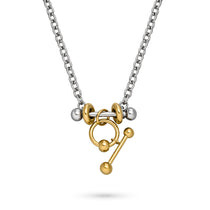 Die LIEBESKIND BERLIN Halskette - Urban Chic ist eine silberne Kette mit goldenen und silbernen Beschlägen im Bicolor-Look und einem goldenen Anhänger mit Knebelverschluss - ein zeitloses Design von Liebeskind Berlin.