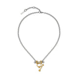 Die LIEBESKIND BERLIN Halskette - Urban Chic von Liebeskind Berlin besteht aus einer silbernen Kette mit goldenen runden und stabförmigen Anhängern im Bicolor-Stil, die das zeitlose Design auf weißem Hintergrund unterstreichen.