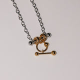 Die LIEBESKIND BERLIN Halskette - Urban Chic von Liebeskind Berlin besteht aus einer silbernen Kette mit goldenen und silbernen runden und stabförmigen Anhängern im modernen Bicolor-Stil - ein zeitloses Design, das perfekt für vielseitige Looks ist.