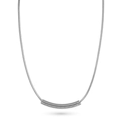 Die LIEBESKIND BERLIN Halskette - Twist von Liebeskind Berlin zeigt einen silbernen Spiralanhänger an einer schlanken Schlangenkette, die sich schön vor einem weißen Hintergrund präsentiert.