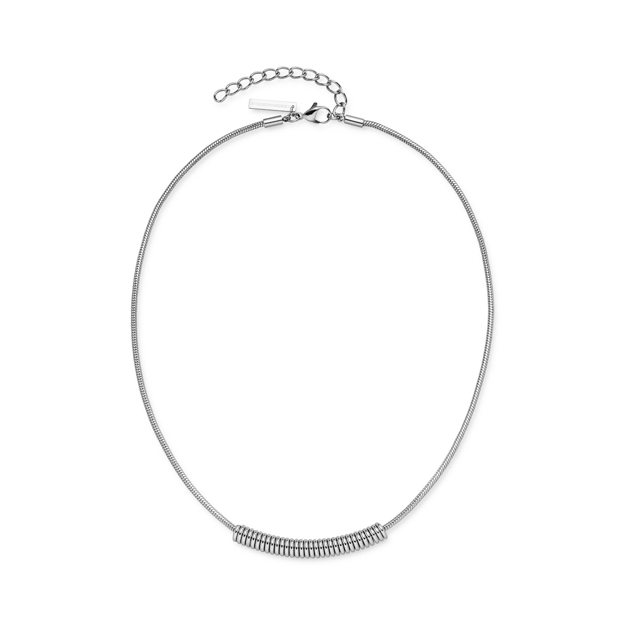 Die LIEBESKIND BERLIN Halskette - Twist von Liebeskind Berlin besteht aus einer dünnen Silberkette mit kleinen, gestapelten, runden Perlen in der Mitte, inspiriert von den klassischen Liebeskind Berlin Halsketten-Designs.