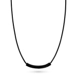 Die LIEBESKIND BERLIN Halskette - Twist präsentiert sich in Schwarz mit Spiralfeder Detail als stilvoller Hingucker, elegant inszeniert auf weißem Hintergrund.