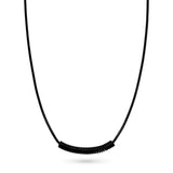 Die LIEBESKIND BERLIN Halskette - Twist präsentiert sich in Schwarz mit Spiralfeder Detail als stilvoller Hingucker, elegant inszeniert auf weißem Hintergrund.