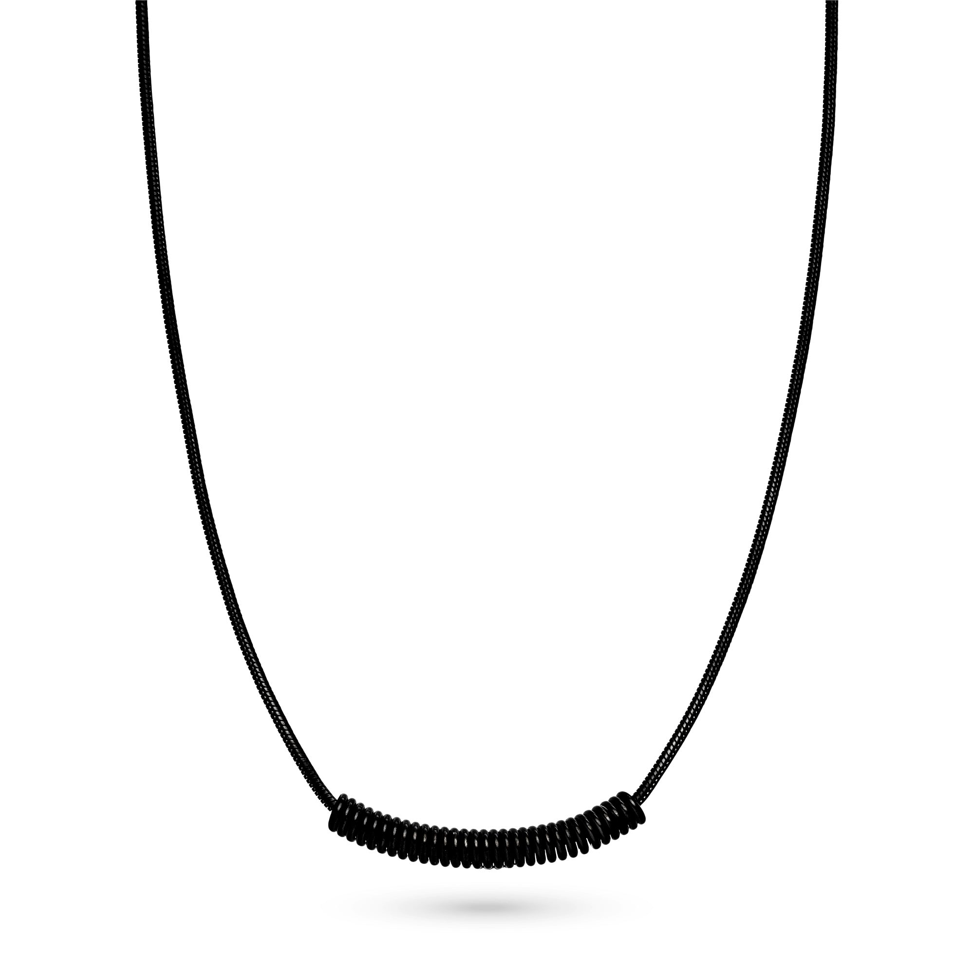 Die LIEBESKIND BERLIN Halskette - Twist präsentiert sich in Schwarz mit Spiralfeder Detail als stilvoller Hingucker, elegant inszeniert auf weißem Hintergrund.
