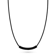 Die LIEBESKIND BERLIN Halskette - Twist präsentiert sich in Schwarz mit Spiralfeder Detail als stilvoller Hingucker, elegant inszeniert auf weißem Hintergrund.