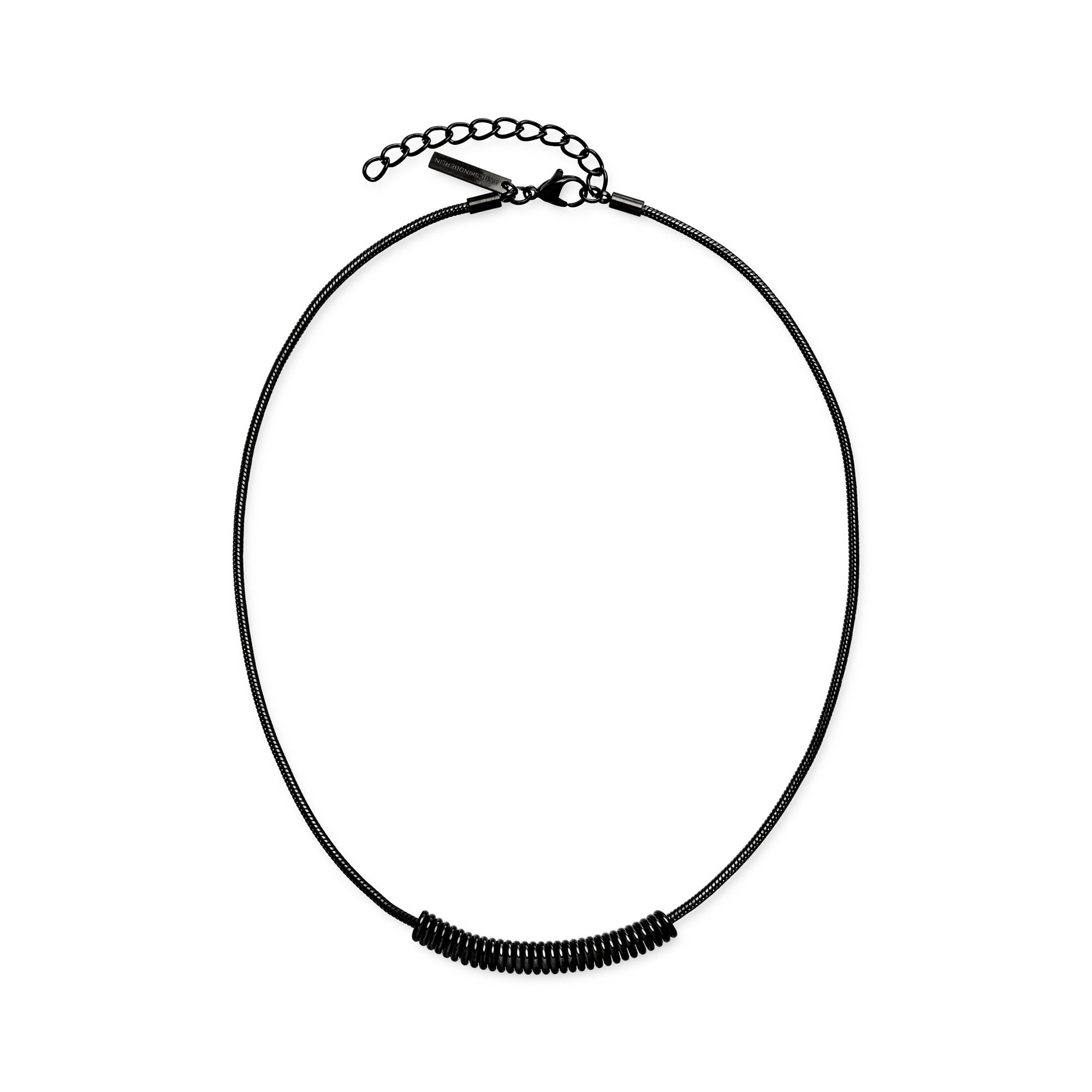 Die LIEBESKIND BERLIN Halskette - Twist ist eine schwarze Halskette mit einem gewundenen Drahtanhänger und verstellbarem Verschluss auf weißem Hintergrund - ein elegantes Stück von Liebeskind Berlin.