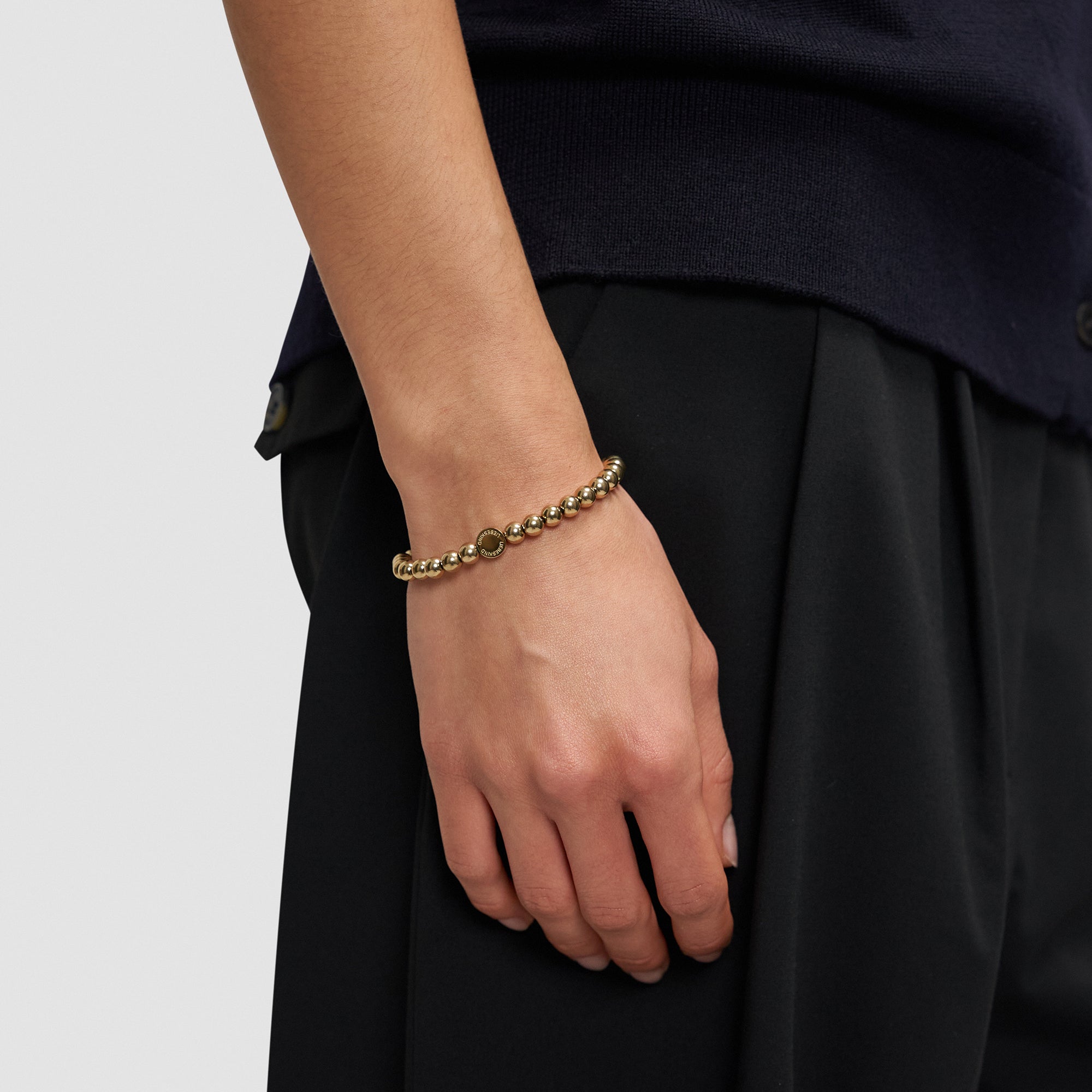 Ich trage ein Liebeskind Berlin Beads - Steel Beads Armband, gepaart mit einer schwarzen Hose und einem dunklen Oberteil.