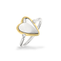 Der LIEBESKIND BERLIN Ring - Metal Heart in 56 von Liebeskind Berlin hat ein herzförmiges Zentrum und ein elegantes Metalldesign, das auf einem weißen Hintergrund wunderschön glänzt.