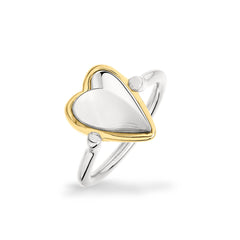 Der LIEBESKIND BERLIN Ring - Metal Heart in 56 von Liebeskind Berlin hat ein herzförmiges Zentrum und ein elegantes Metalldesign, das auf einem weißen Hintergrund wunderschön glänzt.