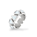 Der Liebeskind Berlin Ring - Glass Heart in 54 besteht aus herzförmigen hellblauen Glasherzen, die um ein silbernes Band herum angeordnet sind und einen auffälligen Blickfang darstellen.