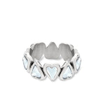 Der LIEBESKIND BERLIN Ring - Glass Heart in 54 von Liebeskind Berlin besteht aus klaren, herzförmigen Glassteinen, die gleichmäßig um ein silbernes Band auf weißem Hintergrund angeordnet sind - eine auffällige Ergänzung für jede Schmucksammlung.