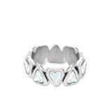Der LIEBESKIND BERLIN Ring - Glass Heart in 54 von Liebeskind Berlin besteht aus klaren, herzförmigen Glassteinen, die gleichmäßig um ein silbernes Band auf weißem Hintergrund angeordnet sind - eine auffällige Ergänzung für jede Schmucksammlung.