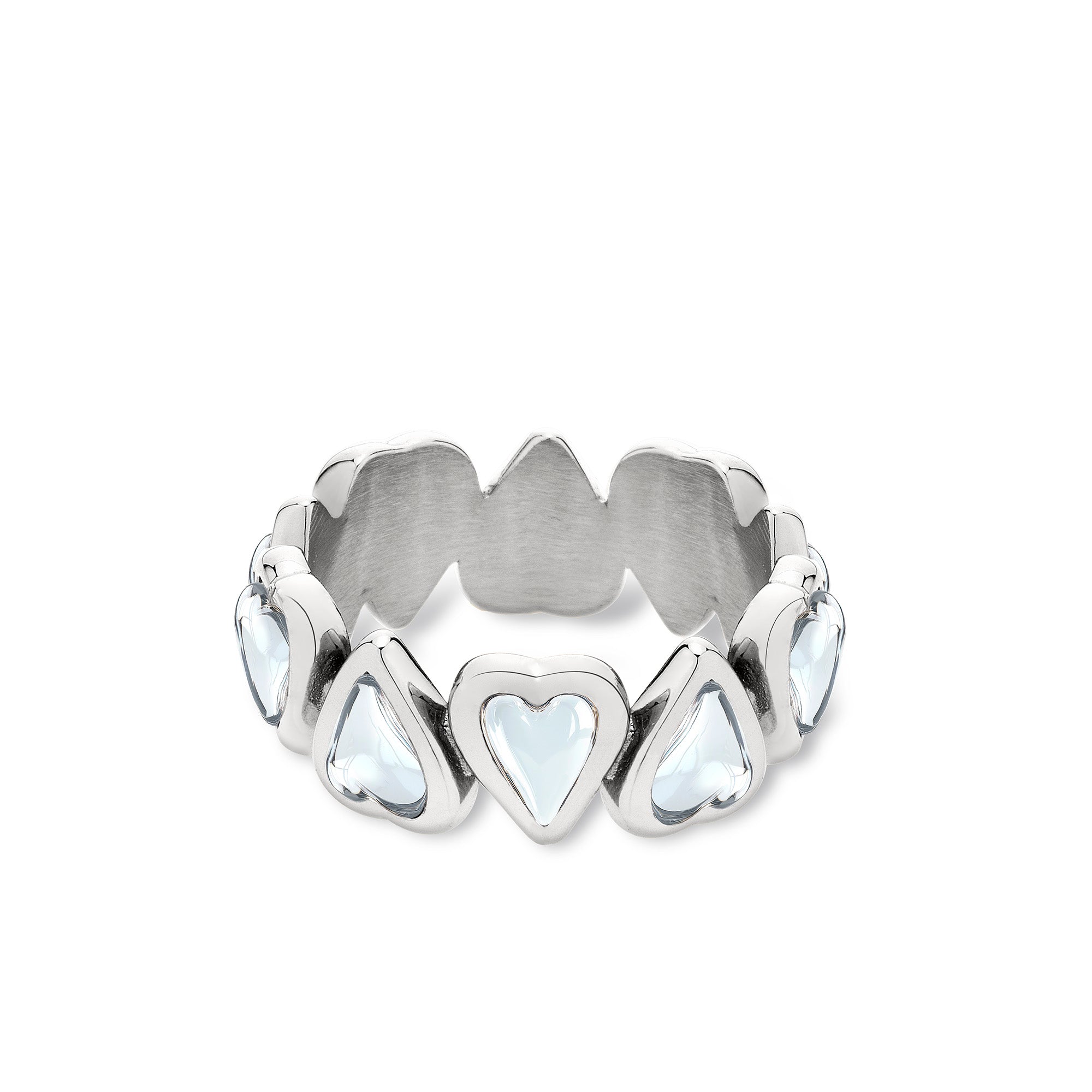 Der LIEBESKIND BERLIN Ring - Glass Heart in 54 von Liebeskind Berlin besteht aus klaren, herzförmigen Glassteinen, die gleichmäßig um ein silbernes Band auf weißem Hintergrund angeordnet sind - eine auffällige Ergänzung für jede Schmucksammlung.