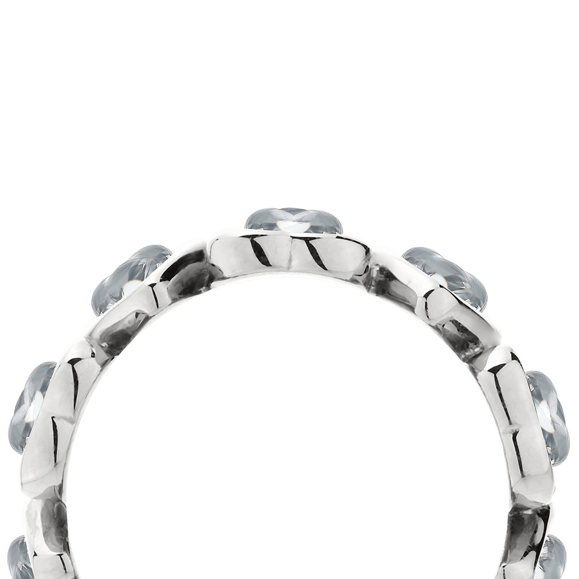 Eine Nahaufnahme des LIEBESKIND BERLIN Rings - Glass Heart in Größe 54 von Liebeskind Berlin. Das schicke Silberarmband mit herzförmigem Glaskern verleiht jedem Look einen auffälligen Glanz.