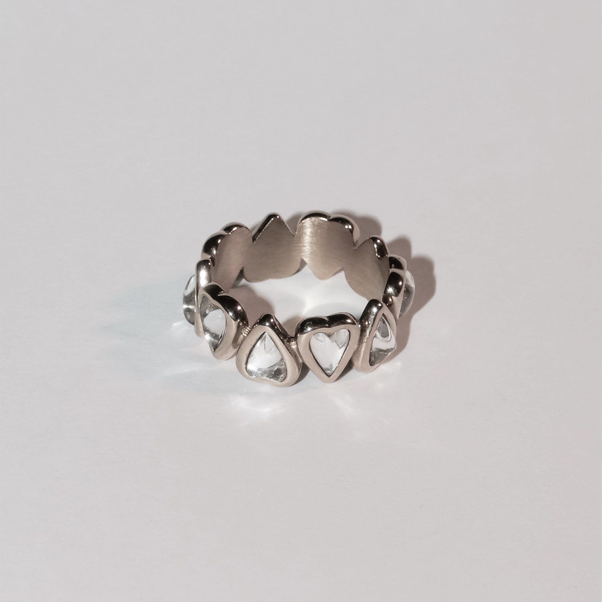 Ein silberner Liebeskind Berlin Ring - Glasherz in Größe 54, mit gleichmäßig verteilten herzförmigen Glasakzenten, abgebildet auf einem schlichten weißen Hintergrund.