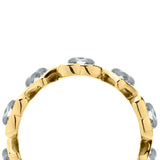 Nahaufnahme des Rings LIEBESKIND BERLIN - Glass Heart in 52 von Liebeskind Berlin. Das goldene Band ist mit runden, klaren Edelsteinen in gleichmäßigen Abständen besetzt.