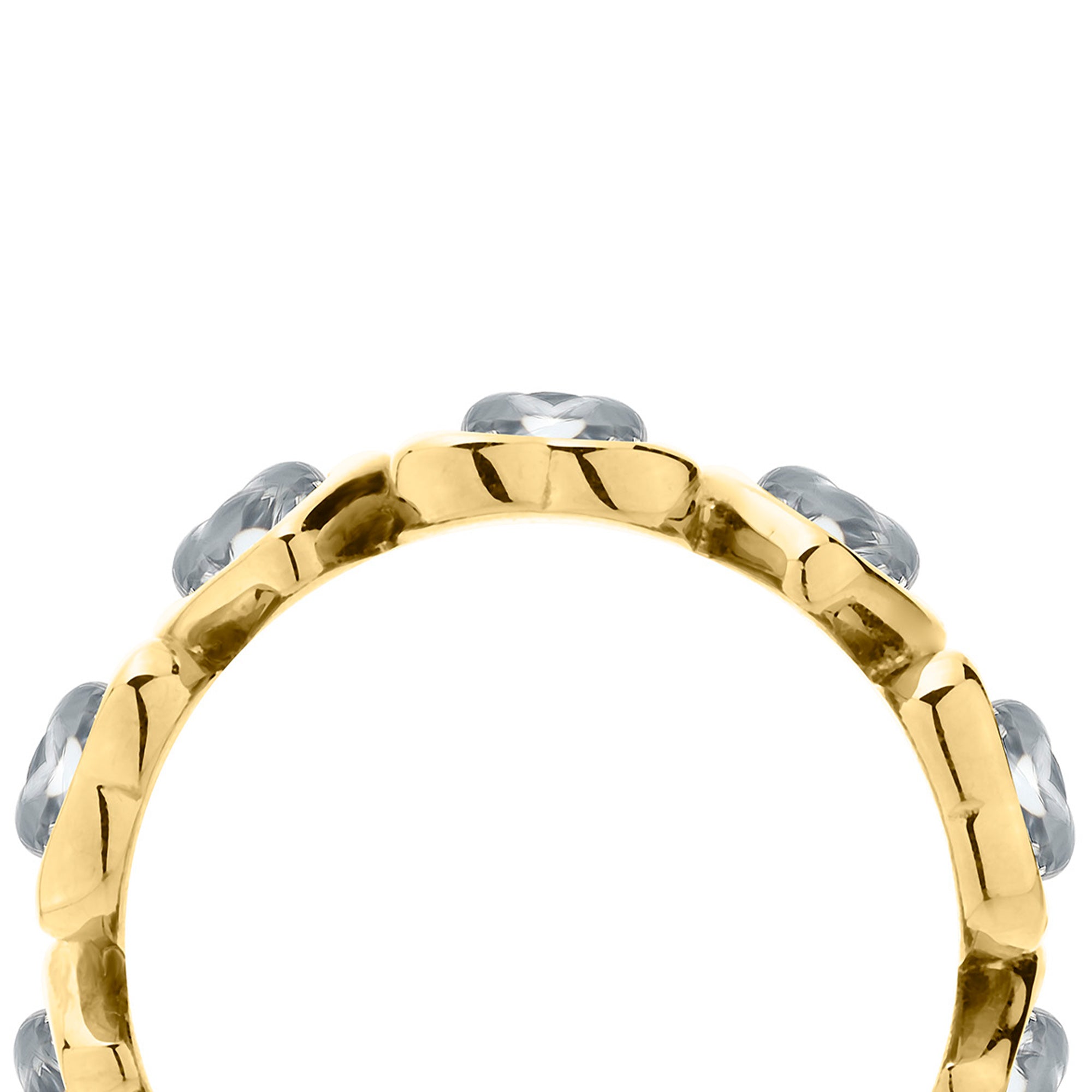 Nahaufnahme des Rings LIEBESKIND BERLIN - Glass Heart in 52 von Liebeskind Berlin. Das goldene Band ist mit runden, klaren Edelsteinen in gleichmäßigen Abständen besetzt.