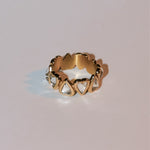 Der LIEBESKIND BERLIN Ring - Glass Heart in 52 von Liebeskind Berlin hat ein herzförmiges Design mit silbernen Akzenten und strahlt eine von Glasherzen inspirierte Eleganz aus, die ihn zu einem auffälligen Statement-Stück macht.