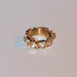 Der LIEBESKIND BERLIN Ring - Glass Heart in 52 von Liebeskind Berlin hat ein herzförmiges Design mit silbernen Akzenten und strahlt eine von Glasherzen inspirierte Eleganz aus, die ihn zu einem auffälligen Statement-Stück macht.