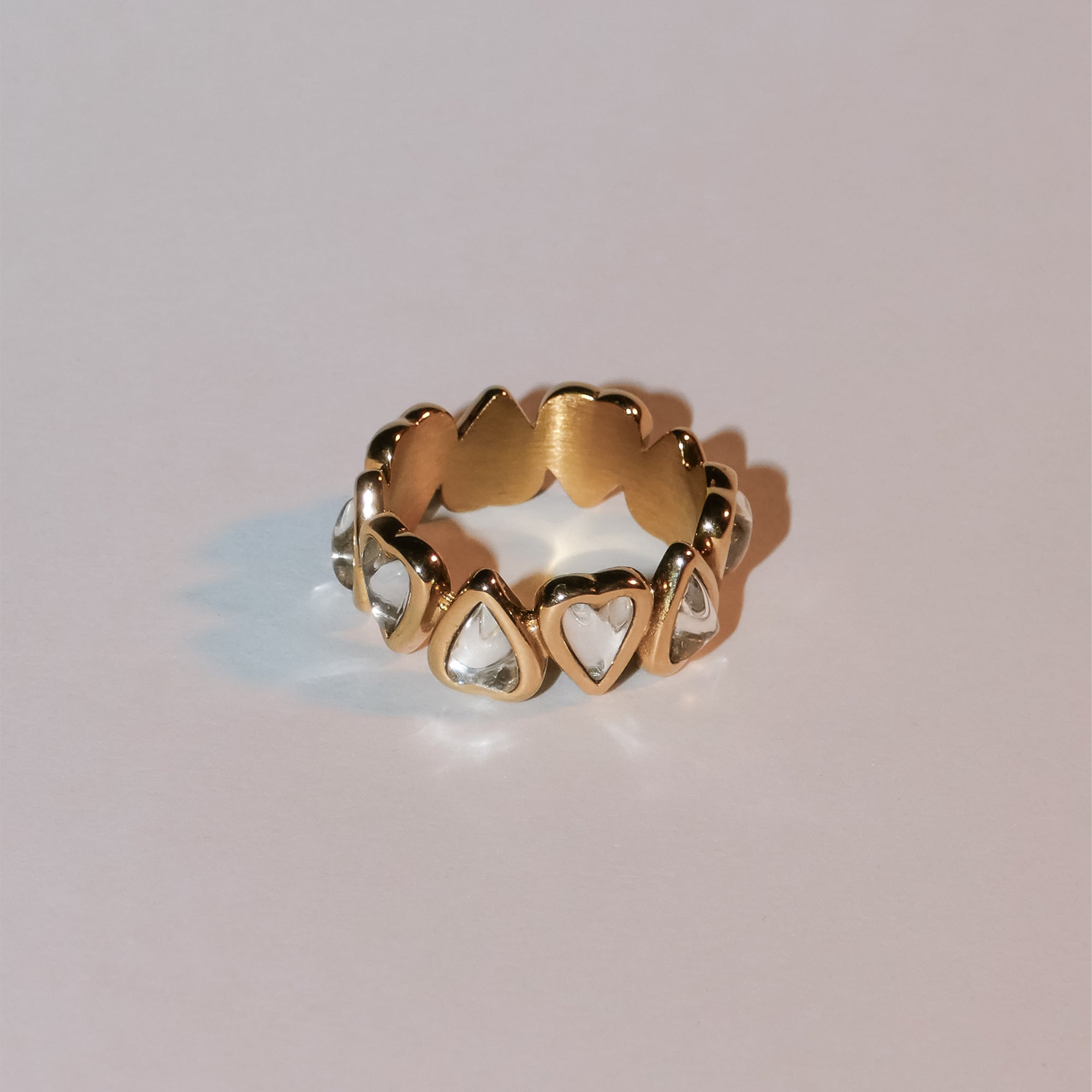 Der LIEBESKIND BERLIN Ring - Glass Heart in 52 von Liebeskind Berlin hat ein herzförmiges Design mit silbernen Akzenten und strahlt eine von Glasherzen inspirierte Eleganz aus, die ihn zu einem auffälligen Statement-Stück macht.