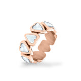 Der Ring LIEBESKIND BERLIN - Glasherz in 54 von Liebeskind Berlin ist mit seinen herzförmigen Glasakzenten in Roségold ein auffälliges Schmuckstück, das sich auf weißem Hintergrund schön präsentiert.