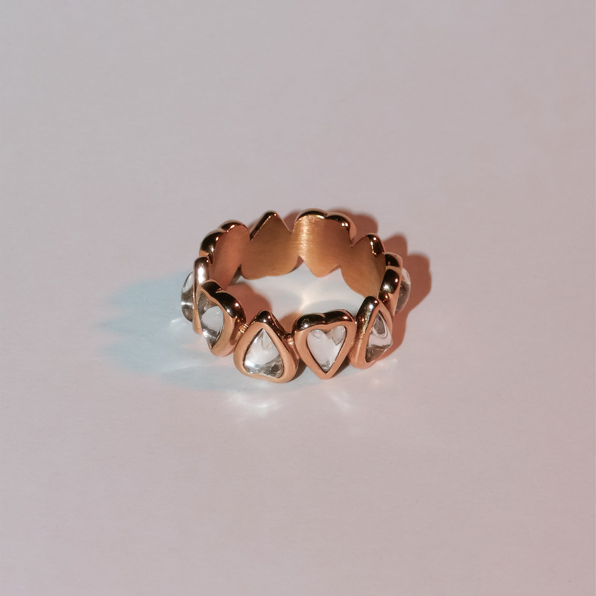 Der Ring LIEBESKIND BERLIN - Glass Heart in 54 von Liebeskind Berlin ist mit goldfarbenen Herzmotiven versehen, die jeweils mit einem klaren Glasstein besetzt sind - perfekt für alle, die auffälligen, eleganten Schmuck lieben.