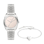 Das LIEBESKIND BERLIN Set - Lovely Basic Silver von Liebeskind Berlin kombiniert eine silberne Uhr mit zart rosafarbenem Zifferblatt und ein Armband mit Herzanhänger - ein elegantes Duo für jeden Look.