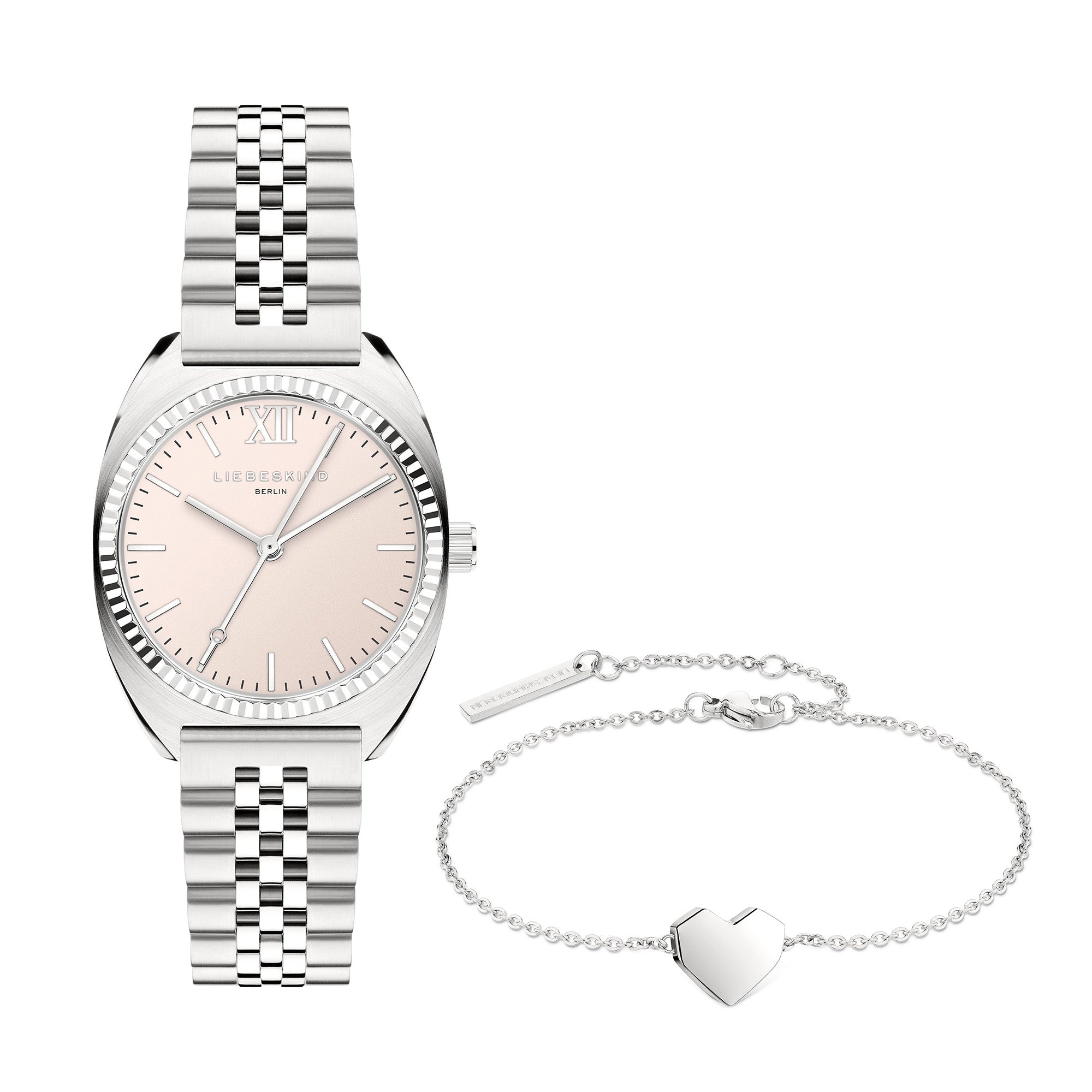 Das LIEBESKIND BERLIN Set - Lovely Basic Silver von Liebeskind Berlin kombiniert eine silberne Uhr mit zart rosafarbenem Zifferblatt und ein Armband mit Herzanhänger - ein elegantes Duo für jeden Look.