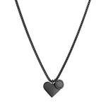 Stilvolles LIEBESKIND BERLIN Set - The Classy Heart: schwarze Edelstahlkette mit Herzanhänger und kleinem Tag von Liebeskind Berlin, elegant auf weißem Hintergrund präsentiert.