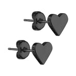 Schwarze herzförmige Ohrstecker mit der Gravur BE KIND aus dem LIEBESKIND BERLIN Set - The Classy Heart von Liebeskind Berlin, abgebildet auf weißem Hintergrund - perfekt zu kombinieren mit Ihrer Lieblingskette oder Ihrem Lieblingsanhänger für einen schicken, modernen Stil.