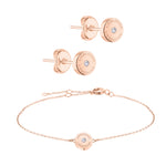 Das LIEBESKIND BERLIN Set - Sparkling Rosé von Liebeskind Berlin bietet roségoldene Ohrstecker und ein passendes Armband mit gravierten Discs und zentralem Edelstein.