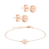 Das LIEBESKIND BERLIN Set - Sparkling Rosé von Liebeskind Berlin bietet roségoldene Ohrstecker und ein passendes Armband mit gravierten Discs und zentralem Edelstein.