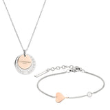Bicolor Coins Set von Liebeskind Berlin mit einer silbernen Halskette mit rundem Anhänger und passendem Armband, abgebildet auf weißem Hintergrund.