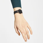 Liebeskind Berlin Armbanduhr mit schwarzem Zifferblatt, schwarzen Indizes, schwarzem Gehäuse und schwarzem Meshband; Tragebild