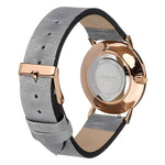 Rückansicht der LIEBESKIND BERLIN Armbanduhr - The Vintage Must-Have: roségoldenes Gehäuse, graues Lederband im Vintage-Look, sichtbare Liebeskind Berlin Gravur und minimalistisches skandinavisches Design.