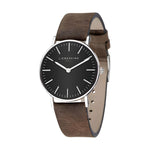 Liebeskind Berlin Armbanduhr mit schwarzem Zifferblatt, silbernen Indizes, silbernem Gehäuse und braunem Lederband; Produktbild