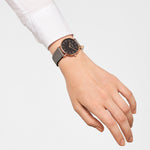 Liebeskind Berlin Armbanduhr mit schwarzem Zifferblatt, roségoldenen Indizes, roségoldenem Gehäuse und grauem Lederband; Tragebild