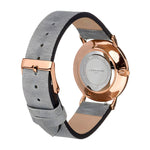 Liebeskind Berlin Armbanduhr mit schwarzem Zifferblatt, roségoldenen Indizes, roségoldenem Gehäuse und grauem Lederband; Rückansicht