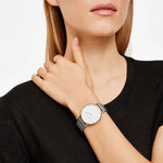 Liebeskind Berlin Armbanduhr mit silbernen Indizes, silbernem Gehäuse und silbernem Meshband; Tragebild