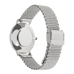 Liebeskind Berlin Armbanduhr mit silbernen Indizes, silbernem Gehäuse und silbernem Meshband; Rückansicht