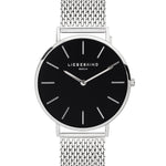 Silberne Uhr Damen: Das LIEBESKIND BERLIN Set - Lovely Silver Basic überzeugt mit silbernem Mesh-Armband, schwarzem Zifferblatt und weißen Stundenmarkern - ein elegantes Accessoire für jeden Anlass.