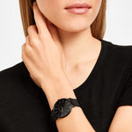 Liebeskind Berlin Armbanduhr mit schwarzem Zifferblatt, silbernen Indizes, schwarzem Gehäuse und schwarzem Meshband; Tragebild