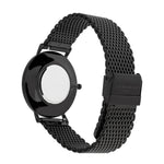 Liebeskind Berlin Armbanduhr mit schwarzem Zifferblatt, silbernen Indizes, schwarzem Gehäuse und schwarzem Meshband; Rückansicht