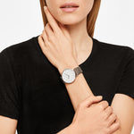 Liebeskind Berlin Armbanduhr mit silbernem Gehäuse und grauem Lederband; Tragebild